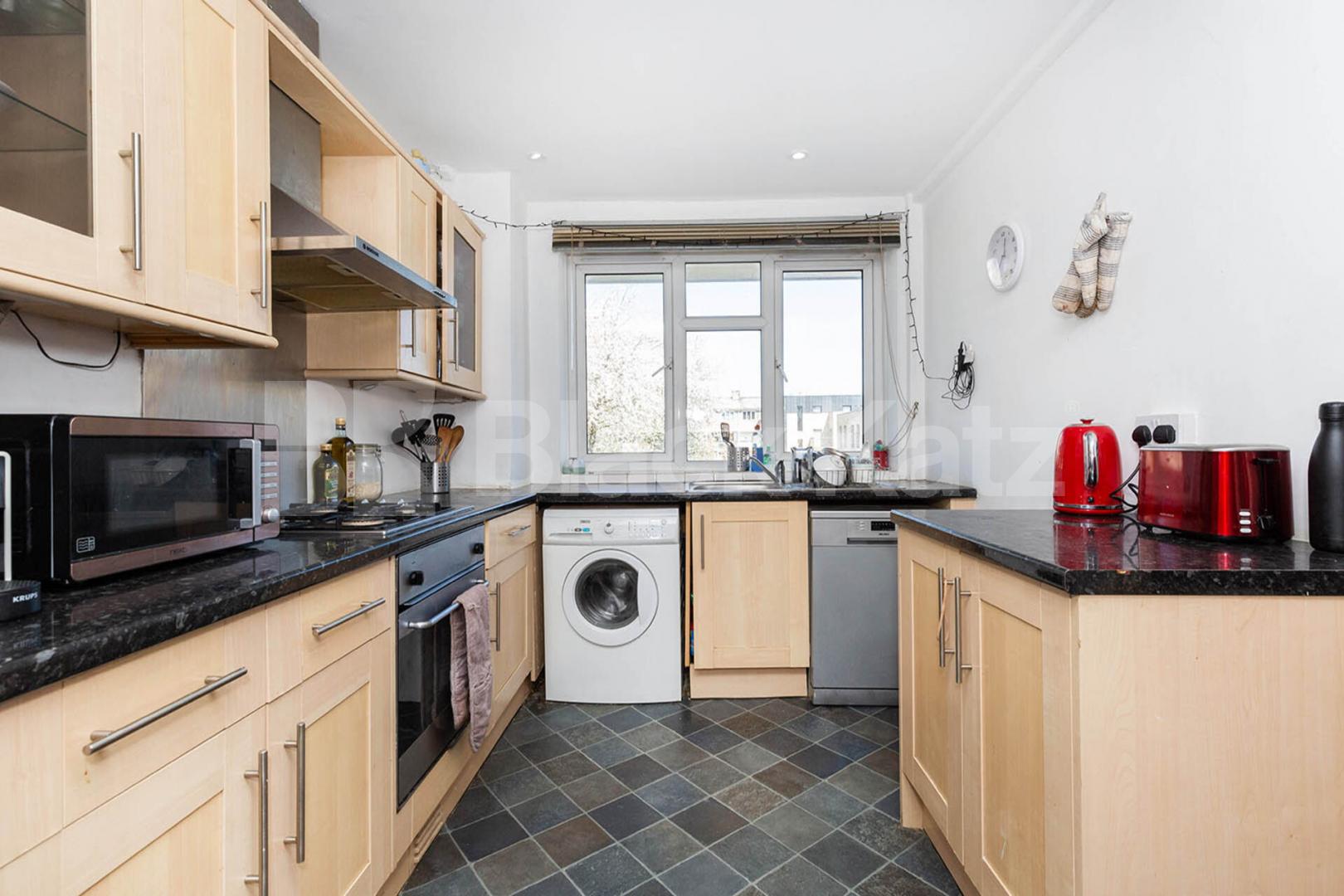 Arranged over 2 floors in the De Beauvoir area is this 2 bed plus study Mitchison Road, De Beauvoir Town